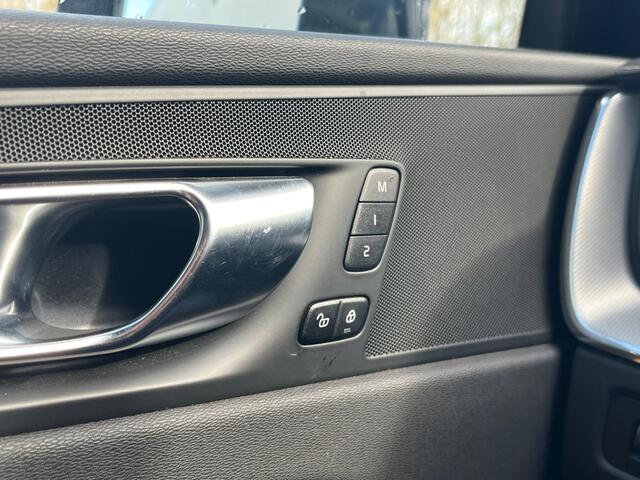 Volvo XC60 2.0 T8 Twin Engine AWD Inscription | Trekhaak | Panorama dak | Elektrisch verstelbare bestuurdersstoel | Parkeer sensoren achter | Leer | Climate control |