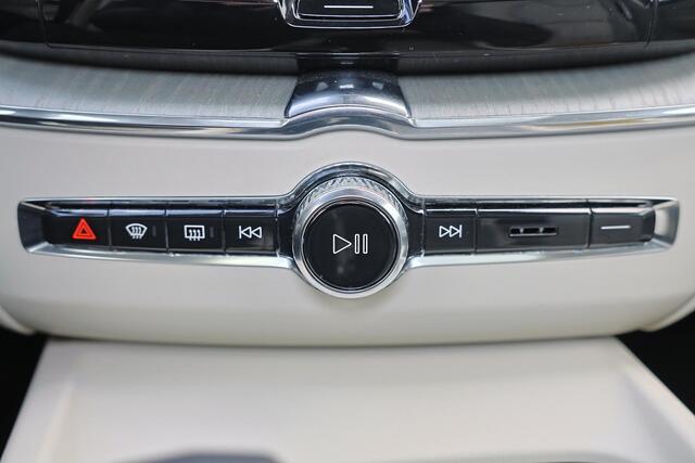 Volvo XC60 T6 Recharge AWD Ultimate Dark - Panorama/schuifdak - IntelliSafe Assist & Surround - 360º Camera - Harman/Kardon audio - Adaptieve LED koplampen - Verwarmde voorstoelen, stuur & achterbank - Parkeersensoren voor & achter - Elektr. bedienb. voorstoelen met