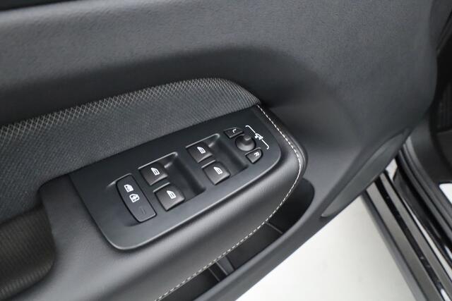 Volvo XC60 T8 Recharge Plus Black Edition | Luchtvering | Bowers & Wilkins | Pano | Memory | 360cam | Trekhaak