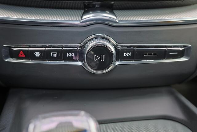 Volvo XC60 T6 Recharge AWD Ultra Black Edition - Luchtvering - Panorama/schuifdak - IntelliSafe Assist & Surround - 360º Camera - Bowers & Wilkins audio - Adaptieve LED koplampen - Verwarmde voorstoelen, stuur & achterbank - Parkeersensoren voor & achter - Elektr. b