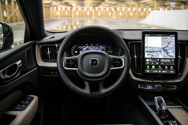 Volvo XC60 2.0 T6 Plug-in hybrid AWD Dark | Facelift | Heico Body Kit | Panoramadak | 22" Velgen | Trekhaak| Getint Glas | Head-Up | 360 Camera | Panoramadak | Sportonderstel |