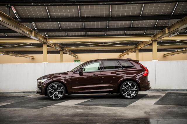 Volvo XC60 2.0 T6 Plug-in hybrid AWD Dark | Facelift | Heico Body Kit | Panoramadak | 22" Velgen | Trekhaak| Getint Glas | Head-Up | 360 Camera | Panoramadak | Sportonderstel |