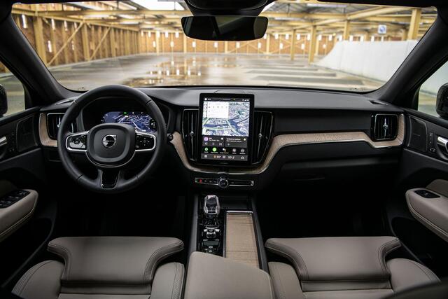 Volvo XC60 2.0 T6 Plug-in hybrid AWD Dark | Facelift | Heico Body Kit | Panoramadak | 22" Velgen | Trekhaak| Getint Glas | Head-Up | 360 Camera | Panoramadak | Sportonderstel |