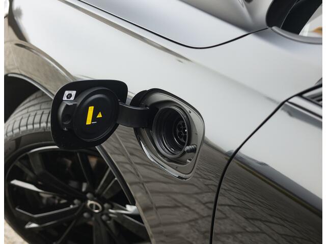 Volvo XC60 T8 AWD Ultra Black Edition | Pano - Trekhaak - HUD