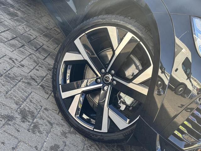 Volvo XC60 2.0 T8 Plug-in hybrid AWD Ultra Black Edition | PHEV | Facelift | Google | Long Range | Adaptieve Cruise Control | Luchtvering | Harman Kardon Audio | Stoelverwarming Voor + Achter | 360 Camera | Keyless | Gelamineerd Glas | DAB | Stuurverwarming | Head-U