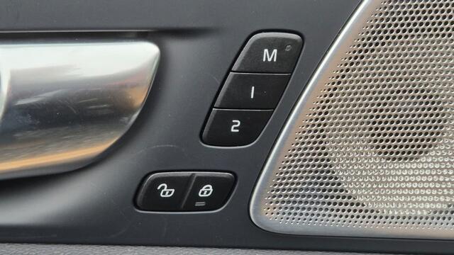 Volvo XC60 2.0 Phev T8 P AWD Ultra Dark Luchtvering - Bowers Wilkins Sound - massage stoelen - Stoel ventilatie - 22" Wielen - Panoramadak - Lighting - Head up - 360 Cam - Alarm - Climate - Privacy Glass - RC20 Interieur - Full led koplampen - Donkere hemel - Gelu