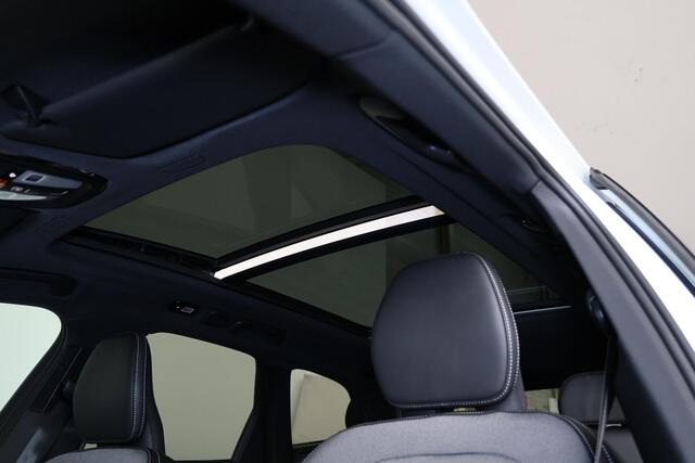 Volvo XC60 T6 Recharge AWD Plus Black Edition - Panorama/schuifdak - IntelliSafe Assist & Surround - 360º Camera - Harman/Kardon audio - Adaptieve LED koplampen - Verwarmde voorstoelen, stuur & achterbank - Parkeersensoren voor & achter - Elektr. bedienb. voorstoele