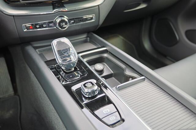 Volvo XC60 T6 Recharge AWD Plus Black Edition - Panorama/schuifdak - IntelliSafe Assist & Surround - 360º Camera - Harman/Kardon audio - Adaptieve LED koplampen - Verwarmde voorstoelen, stuur & achterbank - Parkeersensoren voor & achter - Elektr. bedienb. voorstoele