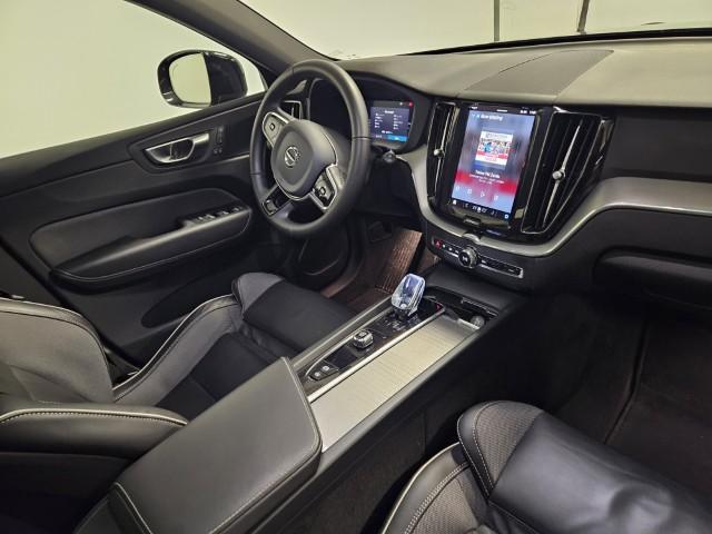 Volvo XC60 2.0 T6 Plug-in hybrid AWD Plus Black Edition | Adaptieve Cruise Control | Donker Glas | Panoramadak | Stoel en Stuurverwarming | Dodehoek Detectie | 21" |