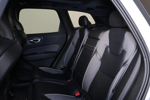 Volvo XC60 T8 Recharge AWD Inscription - Panorama/schuifdak - IntelliSafe Assist & Surround - Harman/Kardon audio - Adaptieve LED koplampen - Parkeercamera achter - Verwarmde voorstoelen, stuur & achterbank - Parkeersensoren voor & achter - Elektr. bedienb. voorstoe