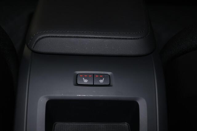 Volvo XC60 T6 Recharge AWD Core Bright - Panorama/schuifdak - IntelliSafe Assist & Surround - Adaptieve LED koplampen - Parkeercamera achter - Verwarmde voorstoelen, stuur & achterbank - Parkeersensoren voor & achter - Draadloze tel. lader - Extra getint glas - 18' 