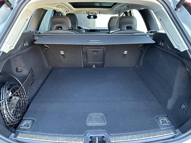 Volvo XC60 2.0 T6 Plug-in hybrid AWD Ultra Dark 360 Camera / Head-up display / Harman Kardon audio / trekhaak / Panorama dak / stoel- en stuurverwarming / leer