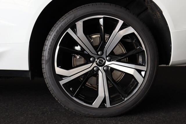 Volvo XC60 Recharge T6 AWD Plus Dark - LONG RANGE - Panorama/schuifdak - IntelliSafe Assist - Harman/Kardon audio - Adaptieve LED koplampen - Parkeercamera achter - Verwarmde voorstoelen, stuur & achterbank - Parkeersensoren voor & achter - Elektr. bedienb. voorstoe