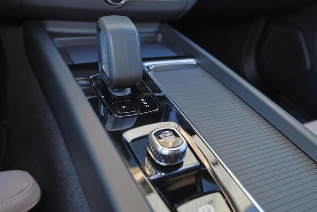 Volvo XC60 T6 Recharge AWD Core - IntelliSafe Assist & Surround - 360º Camera - Adaptieve LED koplampen - Verwarmde voorstoelen, stuur & achterbank - Parkeersensoren voor & achter - Elektr. bedienb. voorstoelen met geheugen - Draadloze tel. lader - Extra getint glas