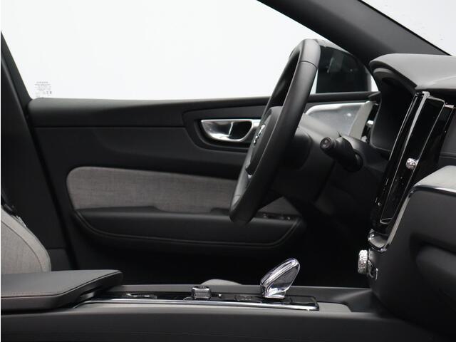 Volvo XC60 2.0 T8 Plug-in hybrid AWD Ultra Dark Automaat / Panoramadak / Bowers & Wilkins audio / 21" velgen / Trekhaak / Gelaagde ramen / Privacy Glass / 360* camera