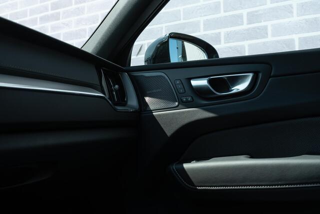 Volvo XC60 2.0 T8 Plug-in hybrid AWD Plus Black Edition | Adaptieve Cruise Control | Panoramadak | Harman Kardon Audio | Stoel-/Stuur-/Voorruitverwarming | Dodehoek Detectie | 360° Parkeercamera |