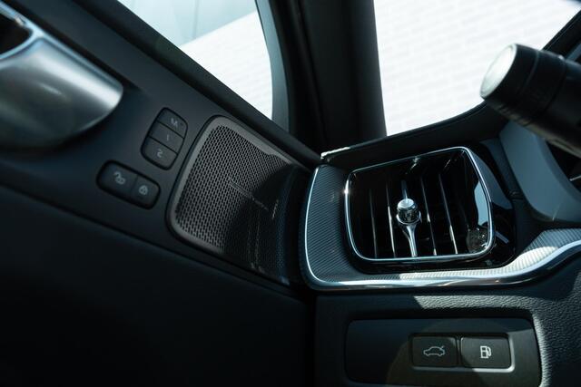 Volvo XC60 2.0 T8 Plug-in hybrid AWD Plus Black Edition | Adaptieve Cruise Control | Panoramadak | Harman Kardon Audio | Stoel-/Stuur-/Voorruitverwarming | Dodehoek Detectie | 360° Parkeercamera |