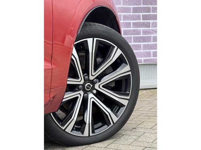 Volvo XC60 2.0 T8 Plug-in hybrid AWD R-Design | Long Range | Trekhaak | Elektrisch verstelbare bestuurders stoel | Panorama dak | 21" velgen | Adaptieve Cruis control | Harman & Kardon | Stoel/stuur verwarming | Achterbank verwarming | Camera |