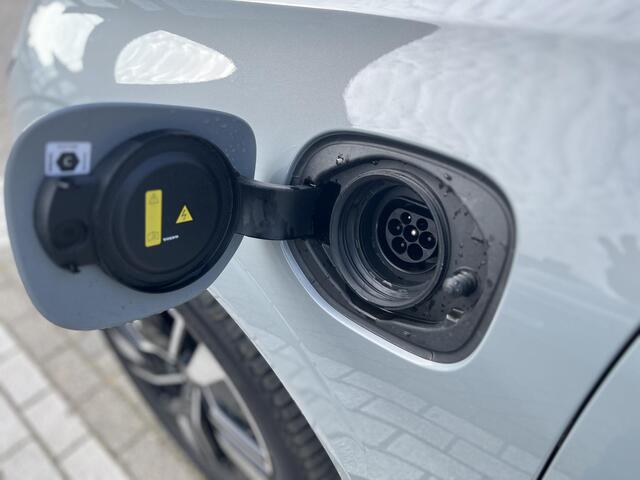 Volvo XC60 T6 Plug-in hybrid AWD Plus Dark | 360 Graden Camera | Trekhaak | Panoramadak | Apple Carplay | Stoel- en Stuurverwarming |