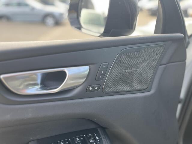 Volvo XC60 T6 Plug-in hybrid AWD Plus Dark | 360 Graden Camera | Trekhaak | Panoramadak | Apple Carplay | Stoel- en Stuurverwarming |