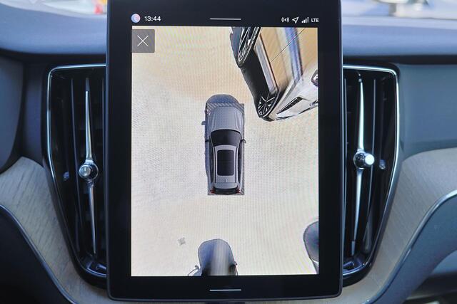 Volvo XC60 T6 Recharge AWD Plus Bright - Panorama/schuifdak - IntelliSafe Assist & Surround - 360º Camera - Harman Kardon audio - Verwarmde voorstoelen, stuur & achterbank - Parkeersensoren voor & achter - Elektr. bedienb. voorstoelen met geheugen - Head up display 