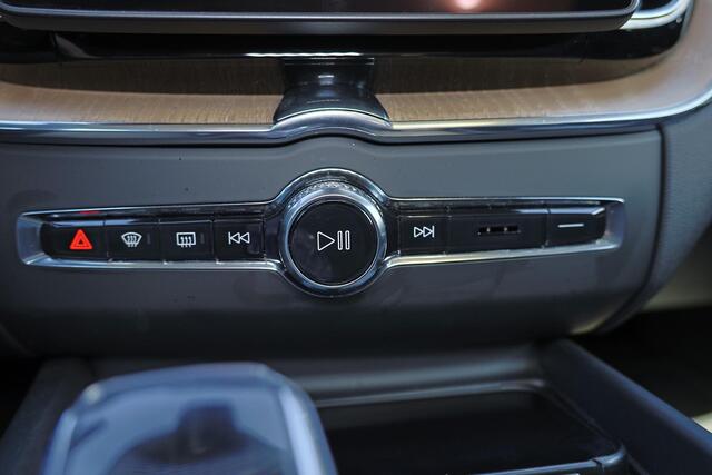 Volvo XC60 T6 Recharge AWD Plus Bright - Panorama/schuifdak - IntelliSafe Assist & Surround - 360º Camera - Harman Kardon audio - Verwarmde voorstoelen, stuur & achterbank - Parkeersensoren voor & achter - Elektr. bedienb. voorstoelen met geheugen - Head up display 