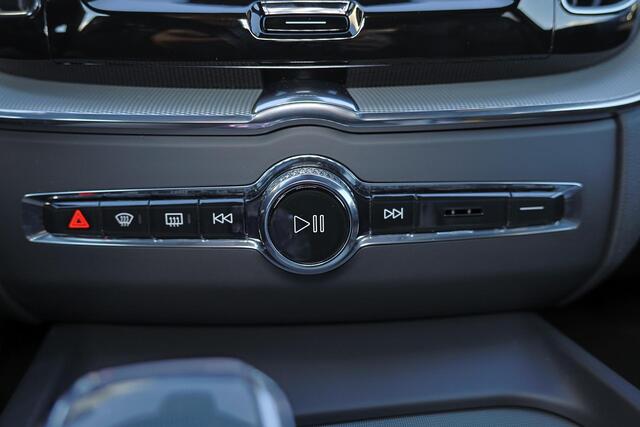 Volvo XC60 T6 Recharge AWD Ultra Black Edition - Panorama/schuifdak - Luchtvering - IntelliSafe Assist & Surround - 360º Camera - Bowers & Wilkins audio - Adaptieve LED koplampen - Verwarmde voorstoelen, stuur & achterbank - Parkeersensoren voor & achter - Elektr. b