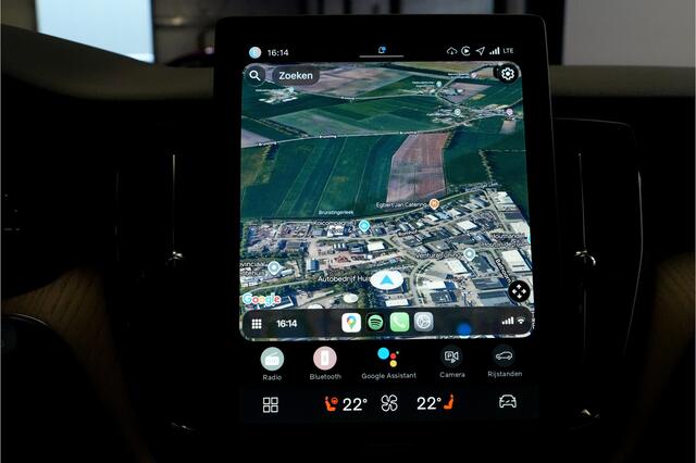 Volvo XC60 2.0 T8 AWD 335kW/456pk Aut8 Plug-in hybrid Plus Dark HARMAN/KARDON + PANORAMADAK + 360 CAMERA + HEAD-UP + BLIS + LANE ASSIST + STOEL-&STUURVERWARMING + ADAPT.CRUISE + PILOT ASSIST + MATRIX LED + KEYLESS ENTRY&GO + PARKSENSOREN V&A + 19" LM-VELGEN!!