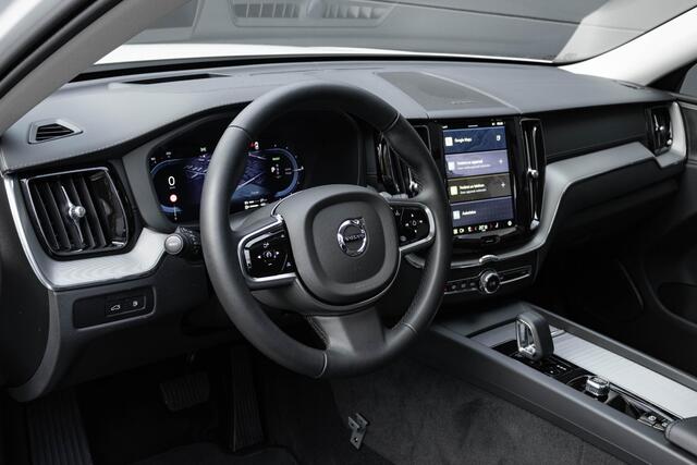 Volvo XC60 T6 AWD Automaat Ultimate Dark | Panoramadak met schuif-/kantelfunctie | Trekhaak semi-elektrisch | Premium audio by Harman Kardon | Verwarmbare Voor- En Achterstoelen | Verwarmbaar stuurwiel | 360 Graden Camera | Apple Carplay/Android Auto | Adaptieve C