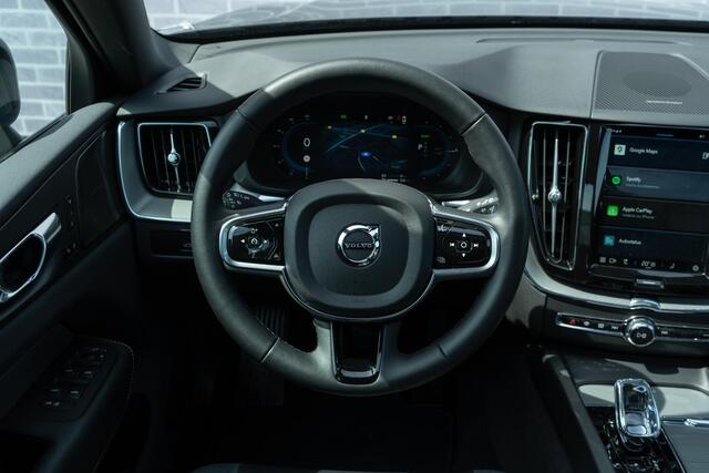 Volvo XC60 2.0 T6 Plug-in hybrid AWD Plus Black Edition | Adaptieve Cruise Control | Panoramadak | Harman Kardon Audio | Stoel-/Stuur-/Voorruitverwarming | Dodehoek Detectie | 360° Parkeercamera |