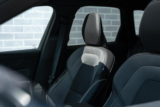 Volvo XC60 2.0 T6 Plug-in hybrid AWD Plus Black Edition | Adaptieve Cruise Control | Panoramadak | Harman Kardon Audio | Stoel-/Stuur-/Voorruitverwarming | Dodehoek Detectie | 360° Parkeercamera |