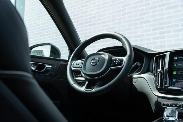 Volvo XC60 2.0 T6 Plug-in hybrid AWD Plus Black Edition | Adaptieve Cruise Control | Panoramadak | Harman Kardon Audio | Stoel-/Stuur-/Voorruitverwarming | Dodehoek Detectie | 360° Parkeercamera |