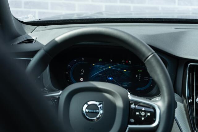 Volvo XC60 2.0 T6 Plug-in hybrid AWD Plus Black Edition | Adaptieve Cruise Control | Panoramadak | Harman Kardon Audio | Stoel-/Stuur-/Voorruitverwarming | Dodehoek Detectie | 360° Parkeercamera |