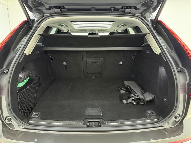 Volvo XC60 T8 390pk AWD Inscription / Harman Kardon audio / Panorama dak / Trekhaak / BLIS / Keyless entry / Elektrisch verstelbare stoelen /