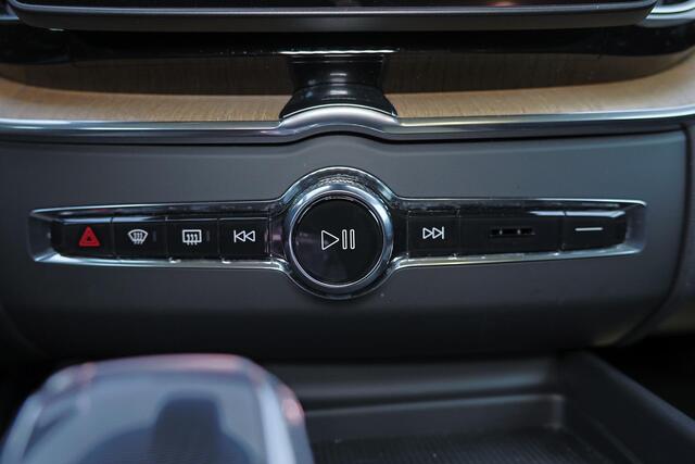 Volvo XC60 T6 Recharge AWD Plus Dark - Panorama/schuifdak - IntelliSafe Assist & Surround - 360º Camera - Harman/Kardon audio - Verwarmde voorstoelen, stuur & achterbank - Parkeersensoren voor & achter - Elektr. bedienb. voorstoelen met geheugen - Head up display - 