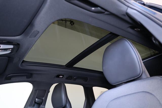 Volvo XC60 T8 Recharge AWD Plus Black Edition - Panorama/schuifdak - IntelliSafe Assist & Surround - 360º Camera - Harman/Kardon audio - Adaptieve LED koplampen - Verwarmde voorstoelen, stuur & achterbank - Parkeersensoren voor & achter - Elektr. bedienb. voorstoele