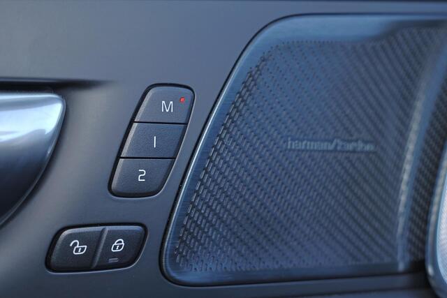 Volvo XC60 T8 Recharge AWD Ultra Black Edition - Panorama/schuifdak - IntelliSafe Assist & Surround - 360º Camera - Harman/Kardon audio - Adaptieve LED koplampen - Verwarmde voorstoelen, stuur & achterbank - Parkeersensoren voor & achter - Elektr. bedienb. voorstoel