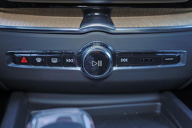 Volvo XC60 T6 Recharge AWD Plus Dark - Panorama/schuifdak - IntelliSafe Assist & Surround - 360º Camera - Harman/Kardon audio - Verwarmde voorstoelen, stuur & achterbank - Parkeersensoren voor & achter - Elektr. bedienb. voorstoelen met geheugen - Head up display - 