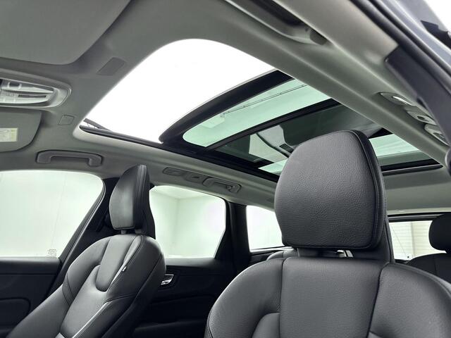 Volvo XC60 2.0 T6 Plug-in hybrid AWD Core Bright 350PK | Wegklapbare Trekhaak | Schuif-/Kanteldak | All Season Banden | Stoel- en Stuurverwarming | Achterbankverwarming | Elektrische Kofferklep | Apple CarPlay & Android Auto
