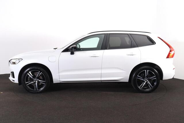 Volvo XC60 T8 Recharge AWD R-Design - Panorama/schuifdak - IntelliSafe Assist & Surround - Harman/Kardon audio - Adaptieve LED koplampen - Parkeercamera achter - Verwarmde voorstoelen, stuur & achterbank - Parkeersensoren voor & achter - Elektr. bedienb. voorstoelen
