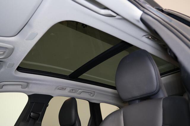 Volvo XC60 T6 Recharge AWD Plus Dark - Panorama/schuifdak - IntelliSafe Assist & Surround - 360º Camera - Harman/Kardon audio - Adaptieve LED koplampen - Verwarmde voorstoelen, stuur & achterbank - Parkeersensoren voor & achter - Elektr. bedienb. voorstoelen met geh