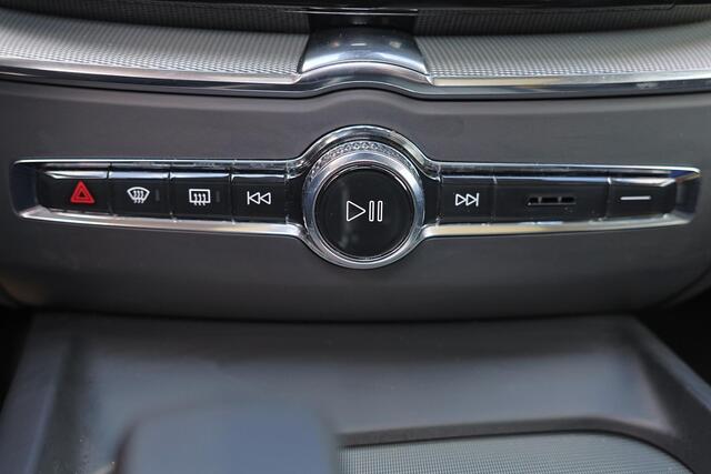 Volvo XC60 T6 Recharge AWD Plus Dark - Panorama/schuifdak - IntelliSafe Assist & Surround - 360º Camera - Harman/Kardon audio - Adaptieve LED koplampen - Verwarmde voorstoelen, stuur & achterbank - Parkeersensoren voor & achter - Elektr. bedienb. voorstoelen met geh