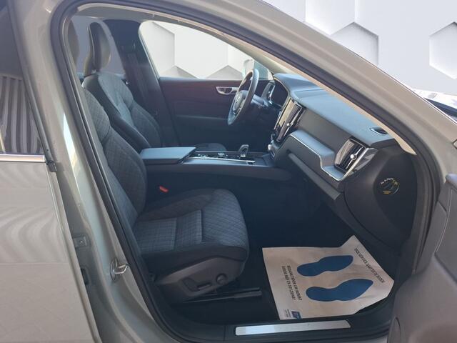 Volvo XC60 Mild-Hybrid B4 Core-Bright. 32.000 km, alle optie's, zondermeer nieuwstaat.