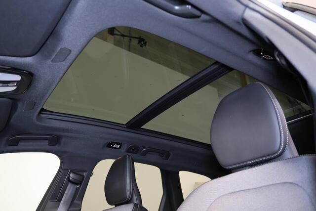 Volvo XC60 T6 Recharge AWD Plus Black Edition - Panorama/schuifdak - IntelliSafe Assist & Surround - 360º Camera - Harman Kardon audio - Adaptieve LED koplampen - Verwarmde voorstoelen, stuur & achterbank - Parkeersensoren voor & achter - Elektr. bedienb. voorstoele