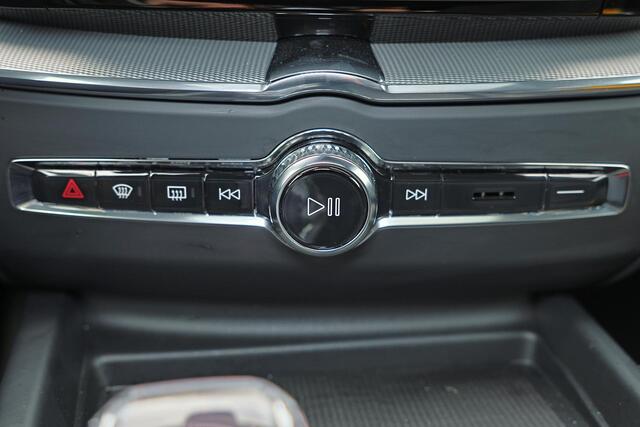 Volvo XC60 T6 Recharge AWD Plus Black Edition - Panorama/schuifdak - IntelliSafe Assist & Surround - 360º Camera - Harman Kardon audio - Adaptieve LED koplampen - Verwarmde voorstoelen, stuur & achterbank - Parkeersensoren voor & achter - Elektr. bedienb. voorstoele
