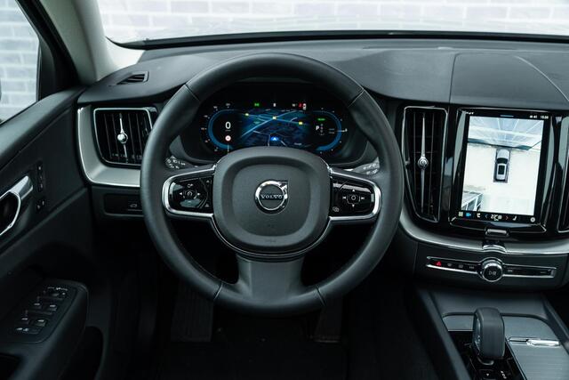Volvo XC60 2.0 T6 Plug-in hybrid AWD Plus Dark | Long Range | Trekhaak | BLIS | Adaptieve Cruis Control | Schuif-/Kanteldak| 360° camera | Stoelverwarming Voor en Achter |