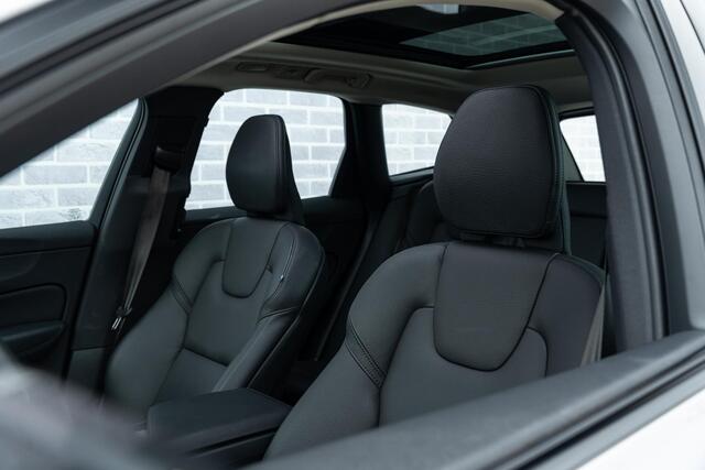 Volvo XC60 2.0 T6 Plug-in hybrid AWD Plus Dark | Long Range | Trekhaak | BLIS | Adaptieve Cruis Control | Schuif-/Kanteldak| 360° camera | Stoelverwarming Voor en Achter |