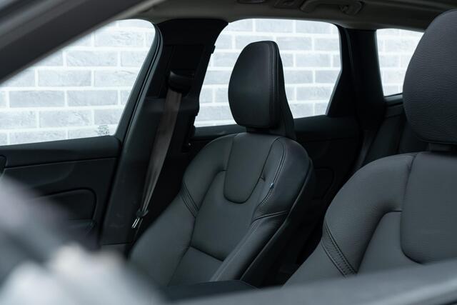 Volvo XC60 2.0 T6 Plug-in hybrid AWD Plus Dark | Long Range | Trekhaak | BLIS | Adaptieve Cruis Control | Schuif-/Kanteldak| 360° camera | Stoelverwarming Voor en Achter |