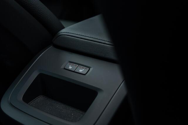 Volvo XC60 2.0 T6 Plug-in hybrid AWD Plus Dark | Long Range | Trekhaak | BLIS | Adaptieve Cruis Control | Schuif-/Kanteldak| 360° camera | Stoelverwarming Voor en Achter |