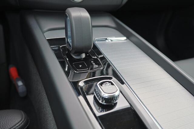 Volvo XC60 T6 Recharge AWD Plus Dark - Panorama/schuifdak - IntelliSafe Assist & Surround - 360º Camera - Verwarmde voorstoelen, stuur & achterbank - Parkeersensoren voor & achter - Elektr. bedienb. voorstoelen met geheugen - Draadloze tel. lader - Inklapbare trekha